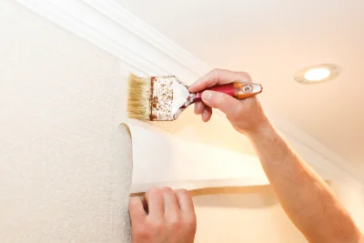 Pose de papier peint à Frasseto — revêtements muraux et toiles de verre